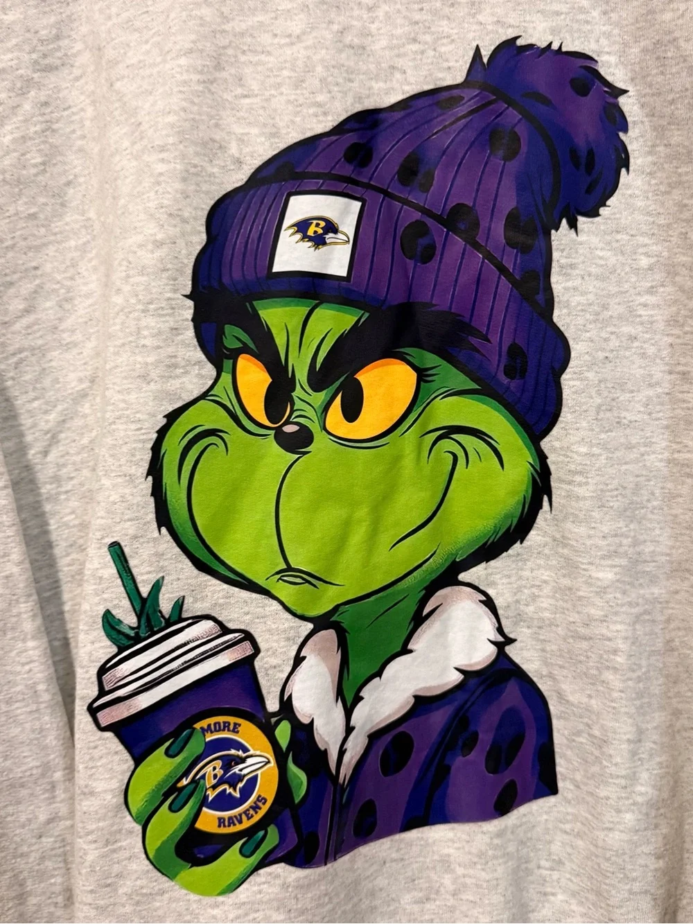 Vintage Gildan Gray Crewneck Sweatshirt with ravens grinch Graphic